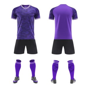 Ensemble de maillot de football pour homme à rayures imprimées rouge et blanc, col en V, avec short noir et chaussettes, en polyester respirant, coupe athlétique toutes saisons - Product Image 2