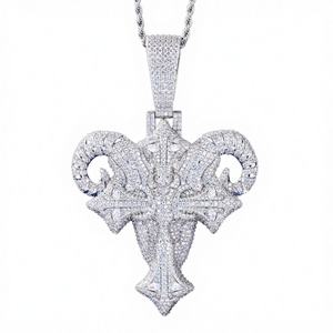 จี้รูปแตรแกะประดับเพชรแบบ Iced Out ดีไซน์กากบาทลายดอกเฟลอร์เดลิส ประดับด้วยเพชรทรงบาแกตต์สีเงิน สร้อยคอแฟชั่นสำหรับผู้ชาย - Product Image 1