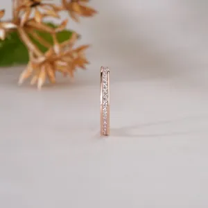 Anillo de eternidad delgado con diamantes en oro rosa para mujer, elegante anillo de diamantes brillantes, perfecto para boda, compromiso o aniversario. - Product Image 5