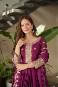 Ensemble Sharara en Faux Georgette avec Broderie de Paillettes 5mm, Boutons Potli, Robe à Manches Longues et Dupatta en Tulle – 6 Couleurs Disponibles en Gros - Product Image 3