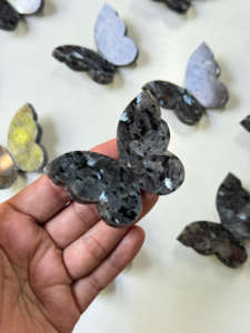 Larvikite naturelle, papillon 3D sculpté à la main, cristal de pierre précieuse, Feng Shui, guérison, vente en gros - Product Image 2