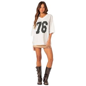 Camiseta de fútbol blanca de gran tamaño con cuello en V para mujer, Camiseta con estampado de número frontal, camisetas de fútbol americano de talla grande personalizadas - Product Image 4