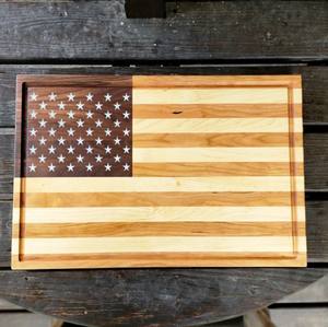 Planche à découper en bois d'acacia en forme de drapeau américain, plateau de service, épaisseur 2 cm, passe au lave-vaisselle, 4 juillet, Jour de l'Indépendance - Product Image 2