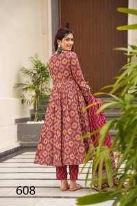 Magnifique robe Anarkali indienne pakistanaise en tissu de soie Maslin, avec broderie fantaisie, pour mariage, occasions décontractées, vêtements traditionnels pour femmes - Product Image 3