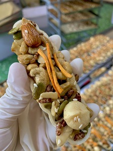 บลูโลตัส ขนมเม็ดมะม่วงหิมพานต์ทอด รสเค็ม บรรจุแยกชิ้น ผลิตในเวียดนาม - Product Image 2