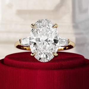 Ensemble de Bague de Fiançailles en Or Blanc 14K avec Diamant Oval de 5 Carats Cultivé en Laboratoire, Trois Pierres et Diamants Latéraux Baguette Affûtés, Certifié IGI - Product Image 4