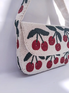 Sac à main de style artisanal Whimsy Art Craft, dupe du sac Staud |   Sac brodé de perles cerises |   Fermeture à boutons faite à la main, écologique, d'inspiration vintage, de luxe - Product Image 6