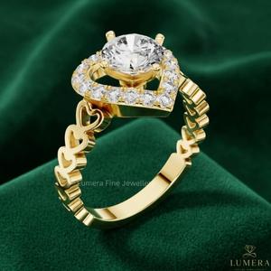 Anillo de Promesa Romántico con Diamante Cultivado en Laboratorio, Forma de Corazón, Halo Pavé con Piedra Central, Filigrana de Corazón Abierto Continuo en el Tallo - Product Image 3