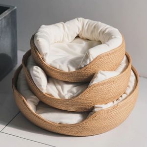 Lit pour animaux de compagnie en rotin naturel fait main, panier de couchage confortable tissé pour chats et petits chiens - Product Image 1