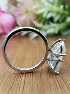 Bague de fiançailles en argent sterling 925 avec diamant moissanite au design unique, bijoux de mariée scintillants de haute clarté, cadeau en vente - Product Image 2