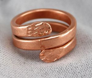 Bague en cuivre artisanale exclusive avec un aspect antique élégant pour les détaillants de bijoux et les fournisseurs de cadeaux - Product Image 4