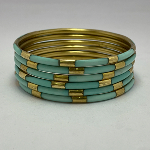 Conjunto de brazaletes de resina y latón con esmalte rojo intenso, brazaletes de moda de resina, brazaletes de resina de diseño hechos a mano, handforge global impex - Product Image 1