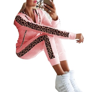 Chándal deportivo con estampado de leopardo para mujer, conjunto de sudaderas con capucha y pantalones de manga larga para trotar y actividades deportivas - Product Image 1