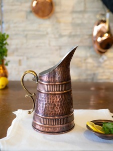 Carafe à eau en cuivre martelé artisanale, style vintage, pichet en métal au design durable pour les boissons et les fêtes - Product Image 3