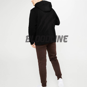 เสื้อฮู้ดผู้ชายสีดำ ทรงปกติ ผ้าฝ้ายเฟรนช์เทอร์รี่ ระบายอากาศได้ดี สวมใส่สบายในฤดูใบไม้ร่วง พร้อมลายพิมพ์โลโก้ด้านหลัง - Product Image 1