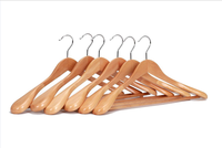 Cintres en bois 2026 les plus vendus et très demandés pour manteaux, costumes, vestes et chemises épaisses. Fabriqué par M.I.G. EXPORTATIONS.