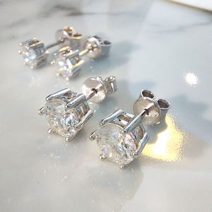 Pendientes de Diamante Solitario en Plata de Ley 925 con Moissanita VVS, Corte Brillante Redondo, con Cierre a Presión - Product Image 4