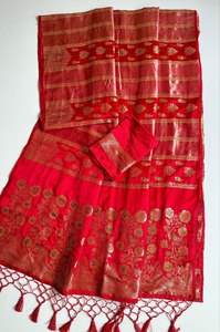 Pallu de créateur riche et élégant, à bordure traditionnelle, avec finition luxueuse, teint à la main, couleur unie, en soie satinée. - Product Image 2