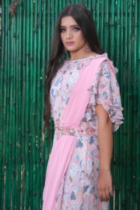 Robe longue élégante pour femme, style traditionnel chinois, à motifs floraux, avec ceinture rose, coupe ample, manches courtes, en viscose, idéale pour les soirées - Product Image 2