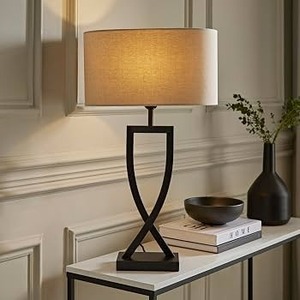 Lampe de table géométrique moderne en fer KS International avec abat-jour en tissu beige et structure en métal noir pour salon et chambre à coucher - Product Image 3