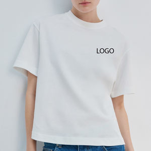 T-shirt en coton pour femme, col rond, coupe oversize, avec logo, style urbain chic / T-shirt élégant pour le quotidien, tendance 2026 - Product Image 1