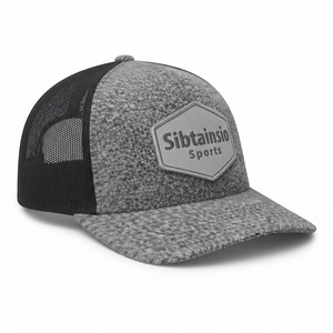 Casquette de baseball trucker en maille grise et noire, personnalisable avec logo brodé ou patch, réglable, style décontracté - Product Image 1