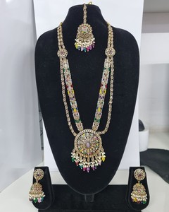 Parure de bijoux ethniques élégante pour mariage, comprenant un collier long, des jhumkas et un tikka, en zircon et perles plaqué or antique, avec des éléments superposés couleur pastel Rani. - Product Image 6