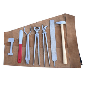 Kit d'équipement de ferrage pour chevaux avec pince à clincher courbée, marteau de fermeur, pince à sabots chauds, extracteur de sabots, couteau à sabots, râpe, lime et polisseur - Product Image 1