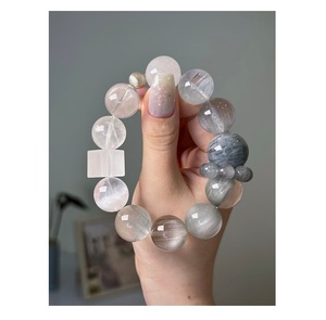 Elegante Brazalete de Resina con Acabado de Lujo Exclusivo, Joyería de Moda Hecha a Mano para Mujeres y Niñas - Product Image 3