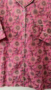 Conjunto de Pijama Elegante de Algodón Estampado a Mano, Ropa de Dormir Floral Rosa, Camisa con Cuello de Solapa y Botones, Mangas Cortas, Pantalones Cortos de Secado Rápido - Product Image 3