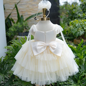 Vestido de fiesta rosa tutú para niñas de 90 cm con tirantes, detalles de lazos pequeños, falda con volantes en capas, lazos grandes en la espalda y lazo a juego para la cabeza. - Product Image 6