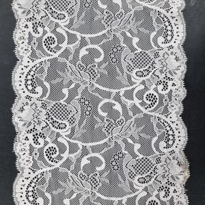 Encaje Elástico con Diseño Floral y Borde Festoneado de 19 cm de Ancho para Lencería, Vestidos, Ropa de Novia y Decoración - Product Image 2