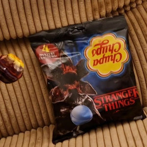 Piruletas Chupa Chups Edición Limitada STRANGER THINGS, 4 Sabores, Bolsa Compartible de 120g, en Cajas de 36 Unidades - Product Image 2