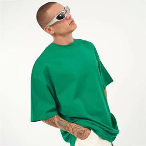 T-shirt en coton surdimensionné et élégant, au toucher doux et à la coupe ample, alliant confort et tendances actuelles. - Product Image 3