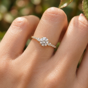 Anillo de Compromiso de Oro Amarillo de 14K con Corte Brillante Redondo, Anillo de Novia con Moissanita y Tres Diamantes - Product Image 4