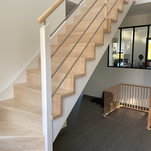Pièces d'escalier en bois d'hévéa/hévéa de qualité supérieure avec de nombreuses couleurs enduites d'huile/UV/PU/personnalisées de SSR VINA - Product Image 1