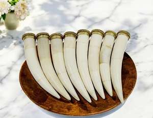 Pendentif artisanal écologique en os de buffle naturel avec capuchon en laiton doré, bijou en forme de dents polies, thème animal - Product Image 6