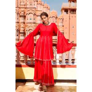 Ensemble de costume en satin rouge rubis disponible en taille XS - Product Image 3