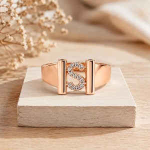 Bague personnalisée lettre S en or massif 10K 14K 18K avec diamant de laboratoire taille ronde couleur DEF clarté VS VVS certifié IGI – Vente en gros - Product Image 3
