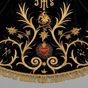 Capa de terciopelo negro con insignias bordadas, hilo dorado y motivos florales religiosos, accesorio de disfraz - Product Image 6