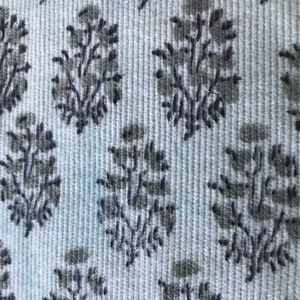 Tela de algodón india estampada a mano con motivos botánicos grises sobre base natural |   Textiles Artesanales Indios - Product Image 3