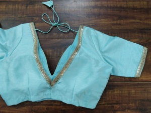 Blusa de Sari Elegante, Blanca, Cuello en V, 100% Seda y Poliéster, Tejida, Transpirable, Manga Corta, Estilo Crop Top, Diseño de Autor, para Otoño/Invierno, Bodas - Product Image 4