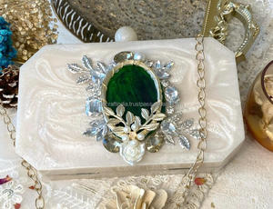 กระเป๋าคลัทช์เรซิ่นอีพ็อกซี่รูปทรงเรขาคณิตที่สมบูรณ์แบบ |   กระเป๋าคลัทช์ทรงสี่เหลี่ยมเรซิ่นอีพ็อกซี่แบบไหลลื่น |   ดีไซน์งานฝีมือที่สวยงาม ประดับด้วยไข่มุกอเมริกัน - Product Image 2