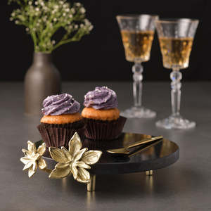 Base redonda para pastel con diseño floral en dorado y negro para bodas y eventos. - Product Image 2