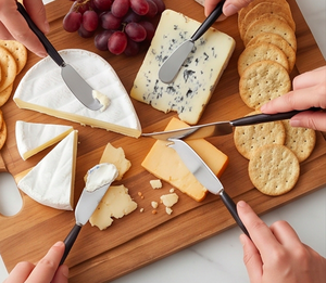 Ensemble de 4 couteaux à fromage en acier inoxydable avec manches noires, outils pour servir et étaler le fromage, pour la cuisine - Product Image 6