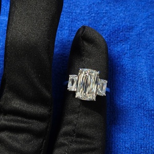 Anillo de compromiso y boda de 3 piedras con diamante cultivado en laboratorio de 6.50 CT, corte Ashoka, VVS, certificado IGI, chapado en oro de 14 quilates y plata, engaste de garras. - Product Image 5