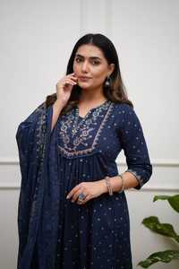 Conjunto de 3 piezas de algodón con estampado Bandhej, hermoso bordado con hilo y zari, con borde de encaje, Anarkali con pantalón y dupatta. - Product Image 2