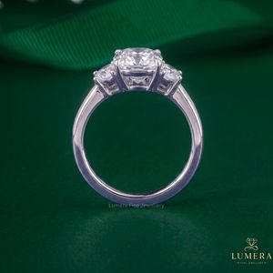 Anillo de Compromiso de Lujo con Tres Diamantes Cultivados en Laboratorio con Corte Cojín y Diamantes Laterales en Forma de Media Luna, Oro Blanco de 18K, Anillo de Boda Personalizado - Product Image 2