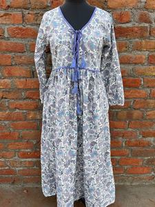 เดรสยาวผ้าฝ้ายพิมพ์ลายด้วยมือ 100% พร้อมงานปักและพู่ห้อย สไตล์ลำลองลายดอกไม้ ชุดยาวแบบอินเดีย ราคาขายส่ง - Product Image 3