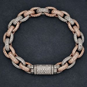Pulsera cubana de diamantes bicolor, una pieza de joyería brillante con un diseño elegante para amantes de la moda, coleccionistas y buscadores de joyas. - Product Image 3